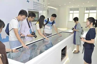 感知青島網(wǎng)絡(luò)媒體行第二日 探訪島城藍(lán)色經(jīng)濟(jì)新發(fā)展中的自然科學(xué)研究和試驗(yàn)發(fā)展