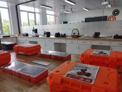 華二松江以創(chuàng)新引領(lǐng)打造“四個(gè)校園”，為區(qū)域基礎(chǔ)教育高質(zhì)量發(fā)展注入強(qiáng)勁動(dòng)能